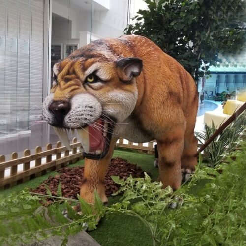 Tigre à dents de sabre grandeur nature