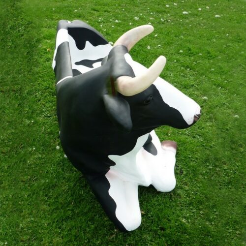 Banc en forme de vache noire et blanche couchée nlcdeco