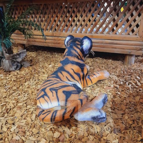 Bébé tigre couché en résine nlcdeco