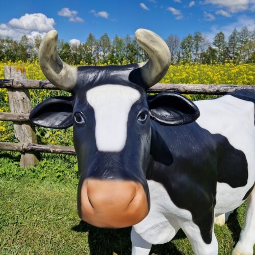vache en résine vue de face noire et blanche