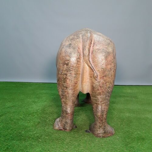 statue rhinocéros debout