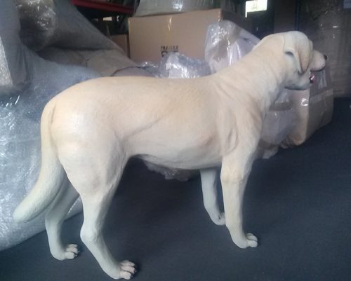 labrador chien en plastique