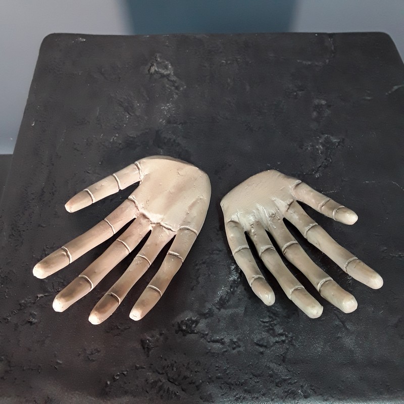resin skeleton female hands nlcdeco