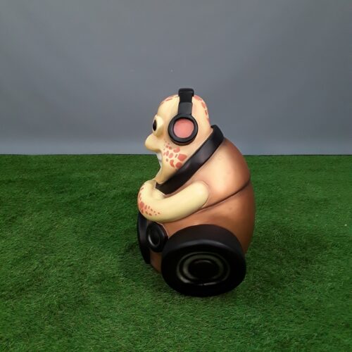 Petit personnage avec écouteurs sur les oreilles nlc deco