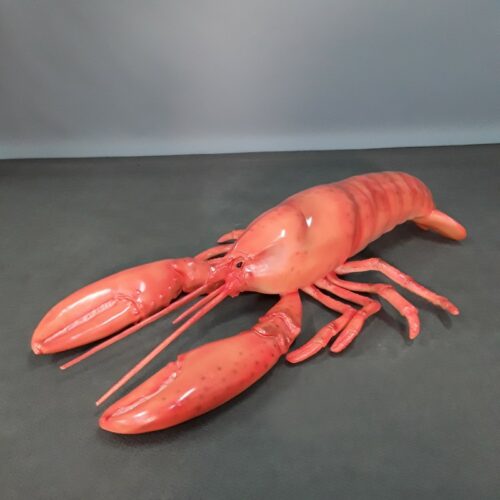 Décor en résine représentant un homard de grande taille. pinces avant fermées. Décor à poser.