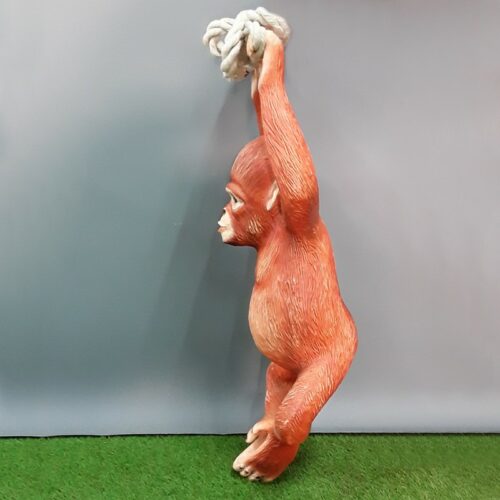 statuette singe suspendu