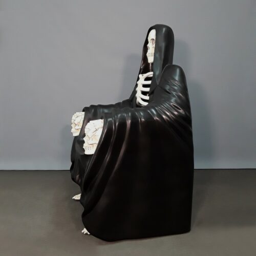 Siège squelette couvert d'une cape noire nlcdeco
