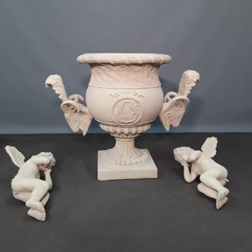 vase en pierre avec anges nlcdeco