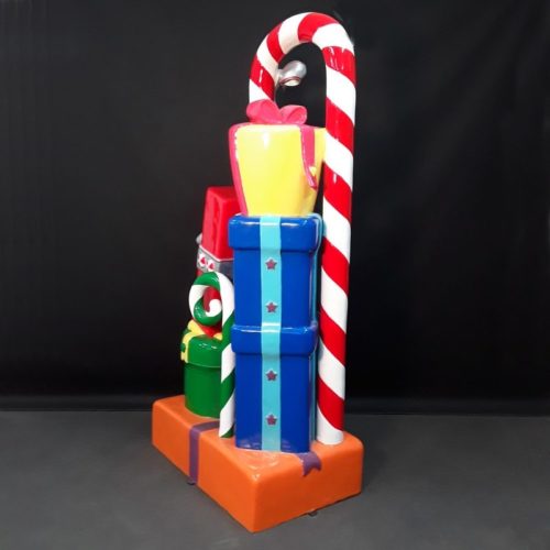 pile de cadeaux empilés et canne à sucre décoration anniversaire nlcdeco