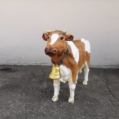 Vache avec cloche marron et blanche