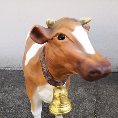 Vache avec cloche marron et blanche