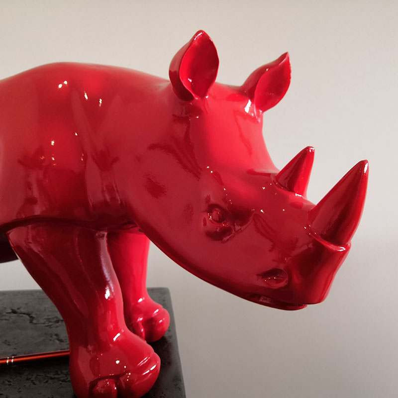 Rhinocéros médium Rouge nlcdeco animaux en résine et décor
