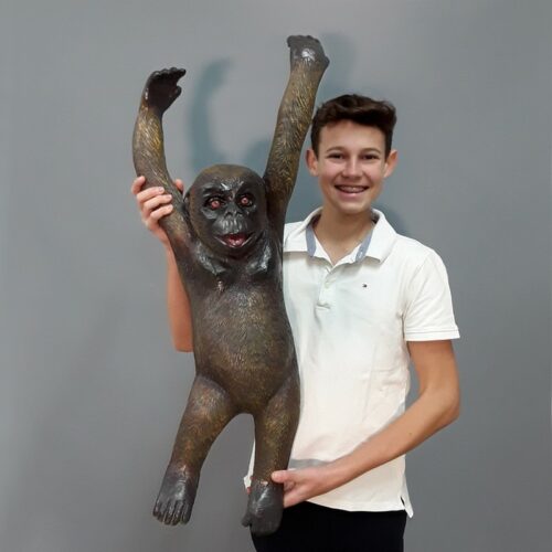 Statue gorille bras en l'air nlcdeco