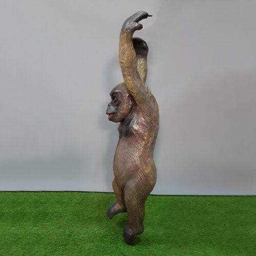 statue gorille qui se suspend nlcdeco