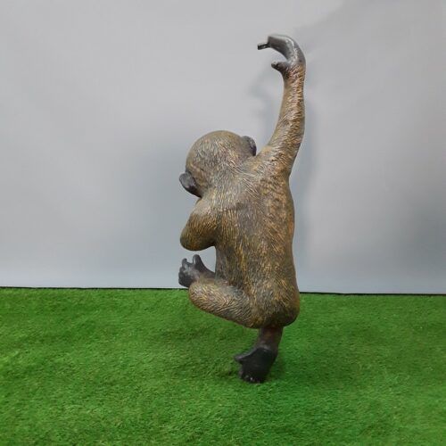 statuette décorative jeune gorille qui se suspend nlcdeco