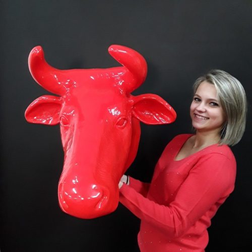 Trophée de vache laqué rouge décor design en résine nlcdeco