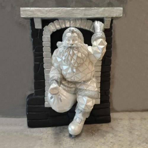 Père noël figurine dans cheminée nlcdeco