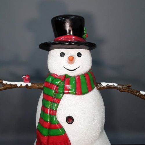 Bonhomme de neige décoré avec un chapeau nlcdeco