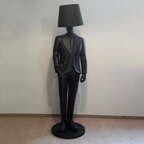 lampe design en résine homme en costume nlcdeco