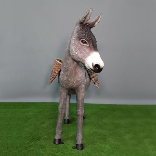 statue âne en résine gris avec panier en osier nlcdeco