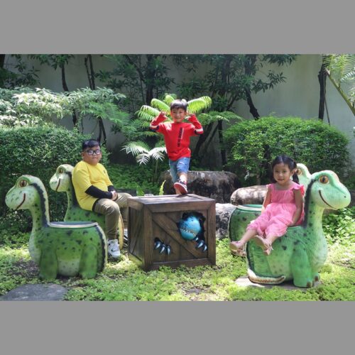 ensemble mobilier pour enfant thème dinosaure. décor parc d'attraction pour enfants