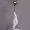statuette ours blanc avec ballon en or qui s'envole