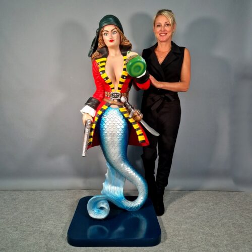 Statue géante de femme pirate en résine