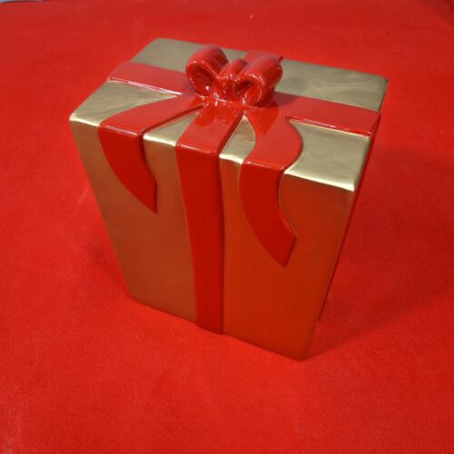 cadeau factice de couleur or et rouge en résine